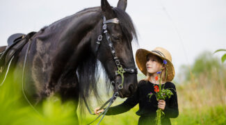 Sesja Celinki – Sesja dla dziecka z koniem fryzyjskim